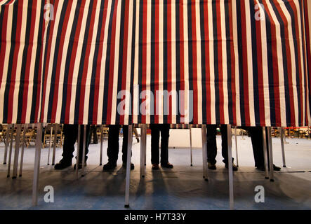 Les hommes voter le jour de l'élection, en 2016, à Bedford, New Hampshire, USA Banque D'Images