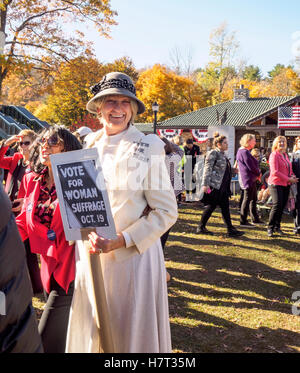 Chappaqua, NY, USA - 8 novembre 2016. Mary Refling Chappaqua de New York vêtue comme une suffragette en faveur de Hillary Clinton, à se rassembler à candidate présidentielle Secrétaire d'État Clinton's Accueil ville de Chappaqua, New York pour un tailleur-pantalon jusqu'flash mob à la gare Chappaqua le jour de l'élection. Credit : Marianne A. Campolongo/Alamy Live News Banque D'Images