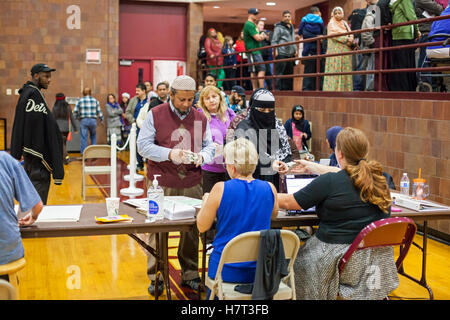 Hamtramck, au Michigan, United States. 05Th Nov, 2016. Les électeurs au centre communautaire de Hamtramck pendant l'élection présidentielle de 2016. Hamtramck a longtemps été l'accueil des immigrants, originaire de Pologne, maintenant pour la plupart du Moyen-Orient et d'Asie du Sud. Crédit : Jim West/Alamy Live News Banque D'Images