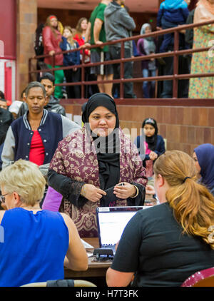 Hamtramck, au Michigan, United States. 05Th Nov, 2016. Les électeurs au centre communautaire de Hamtramck pendant l'élection présidentielle de 2016. Hamtramck a longtemps été l'accueil des immigrants, originaire de Pologne, maintenant pour la plupart du Moyen-Orient et d'Asie du Sud. Crédit : Jim West/Alamy Live News Banque D'Images