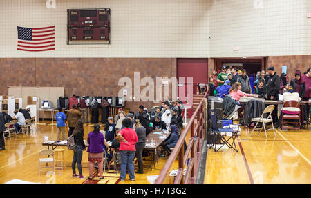 Hamtramck, au Michigan, United States. 05Th Nov, 2016. Les électeurs au centre communautaire de Hamtramck pendant l'élection présidentielle de 2016. Hamtramck a longtemps été l'accueil des immigrants, originaire de Pologne, maintenant pour la plupart du Moyen-Orient et d'Asie du Sud. Crédit : Jim West/Alamy Live News Banque D'Images