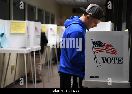 San Jose, Californie, USA. Nov 8, 2016. Les électeurs ont voté au Santa Clara County Bureau de l'enregistrement des électeurs. Credit : Eaux Neal/ZUMA/Alamy Fil Live News Banque D'Images