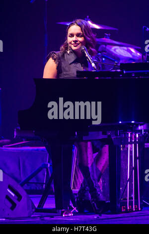 Milan, Italie. 05Th Nov, 2016. La chanteuse et actrice Norah Jones effectue sur scène au Teatro degli Arcimboldi de présenter son nouvel album 'jour' Crédit : Rodolfo Sassano/Alamy Live News Banque D'Images