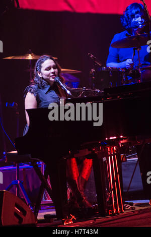 Milan, Italie. 05Th Nov, 2016. La chanteuse et actrice Norah Jones effectue sur scène au Teatro degli Arcimboldi de présenter son nouvel album 'jour' Crédit : Rodolfo Sassano/Alamy Live News Banque D'Images