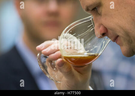 Riecht Ein Mann am 08.11.2016 während der Fachmesse der dans Getränkewirtschaft BrauBeviale Nürnberg (Bayern) une einem Glas 'Craft Beer', Bier welches von unabhängigen dans Brauern kleineren Mengen gebraut wird. Obwohl der Bierkonsum zurück geht werden die Wünsche und Bedürfnisse von Biertrinkern - spezieller Brauer und sich passen. Foto : Daniel Karmann/dpa (zu dpa-Korr : 'Ohne Alkohol, mit Koriander - Wie machen sich die Biertrends ?' vom 09.11.2016) Photo : Daniel Karmann/dpa (c) afp - Bildfunk Banque D'Images