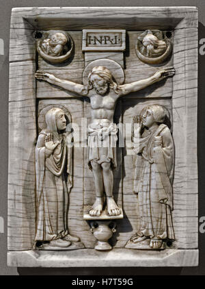 La Crucifixion du Christ 12ème siècle panneau en relief ivoire de Cologne, chef-d'œuvre rhénan médiéval exposé au Musée Bode à Berlin, en Allemagne Banque D'Images