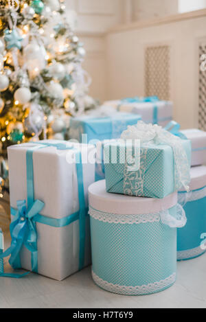 Cadeaux de Noël sous l'arbre décoré en bleu Banque D'Images