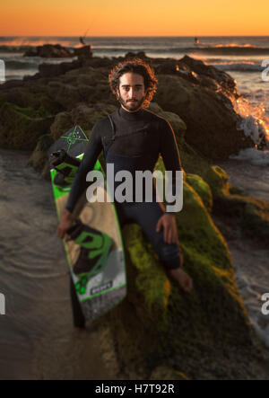 Professionnel de kitesurf, Maxi Gomez, sur la plage au coucher du soleil ; Tarifa, Cadiz, Costa de la Luz, Andalousie, Espagne Banque D'Images