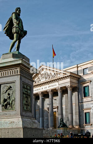 MADRID, ESPAGNE - 03 NOVEMBRE 2016 : Miguel de Cervantes Saavedra's statue près du Parlement espagnol à Madrid, Espagne Banque D'Images