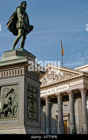 MADRID, ESPAGNE - 03 NOVEMBRE 2016 : Miguel de Cervantes Saavedra's statue près du Parlement espagnol à Madrid, Espagne Banque D'Images