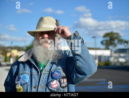 Merrick, New York, USA. 23 octobre, 2016. FRED S. CHANDLER, 66, de N. Bellmore, Hillary Clinton porte badges politiques au rally Banque D'Images