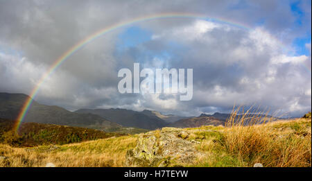 Arc-en-ciel sur la plage de Coniston fells dans le Lake District Banque D'Images