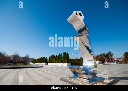 Le Grand Heech par Parviz Tanavoli artiste irano-canadienne sur l'affichage temporaire en face de l'Aga Khan Museum de Toronto Banque D'Images