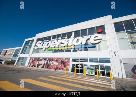 Une chaîne de supermarchés appelé Real Canadian Superstore administré par Loblaws.company géant de la vente au détail Banque D'Images