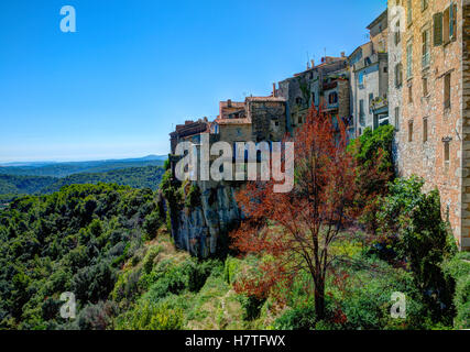 Cette image présente une vue d'un village médiéval situé sur les collines près de la ville d'Antibes dans le sud-est de la France. Banque D'Images