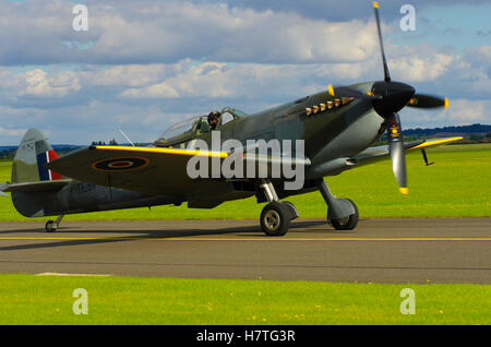 Vickers Supermarine Spitfire Mk LFXVIe, Duxford Airshow, Angleterre, Royaume-Uni. Banque D'Images