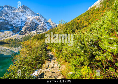 Le lac Morskie Oko dans collection automne couleurs et pics de neige, Tatras, Pologne Banque D'Images