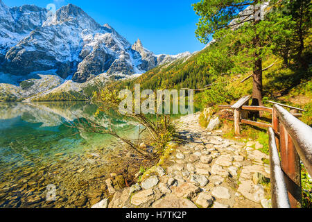 Le lac Morskie Oko dans collection automne couleurs et pics de neige, Tatras, Pologne Banque D'Images