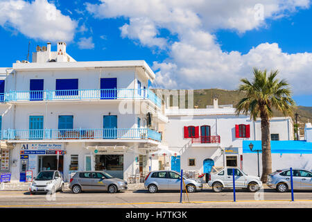L'île de Paros, GRÈCE - 17 MAI 2016 : maisons colorées dans le port de Parikia sur l'île de Paros, Grèce. Banque D'Images