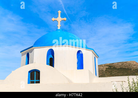 Grec typique église blanche avec dôme bleu dans la ville de Parikia, Paros, Grèce Banque D'Images