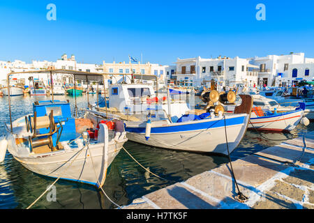 Bateaux de pêche au port de Naoussa, l'île de Paros, Grèce Banque D'Images