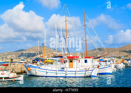 Voile et bateaux de pêche au port de Naoussa, l'île de Paros, Grèce Banque D'Images