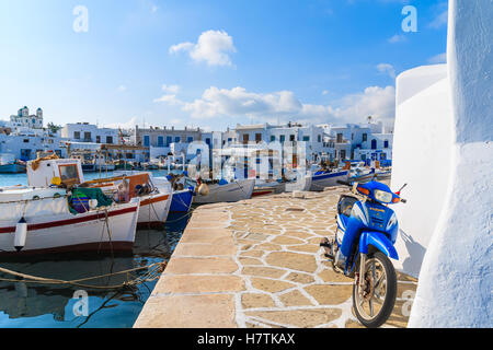 PORT DE NAOUSSA, PAROS ISLAND - 18 MAI 2016 : scooter stationné dans un port de Naoussa sur l'île de Paros, Grèce. Banque D'Images