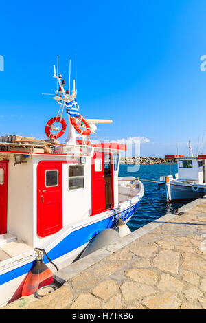 PORT DE NAOUSSA, PAROS ISLAND - 18 MAI 2016 : bateau de pêche typique de port de Naoussa, Paros island, Grèce. Banque D'Images