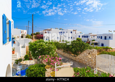 Vue sur rue avec des maisons typiquement grec à Naoussa, Paros, Grèce Banque D'Images