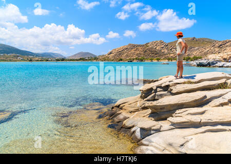 Jeune femme debout sur un rocher touristique et à la belle plage de Kolymbithres, l'île de Paros, Grèce Banque D'Images