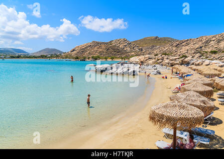 L'île de Paros, GRÈCE - 20 MAI 2016 : les gens se détendre dans l'eau de mer turquoise cristalline de Kolymbithres beach, l'île de Paros, Grèce. Banque D'Images