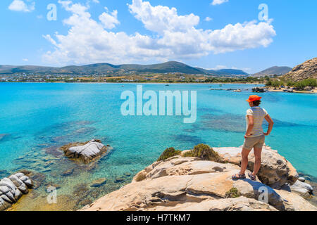 Jeune femme debout sur un rocher touristique et à la belle plage de Kolymbithres, l'île de Paros, Grèce Banque D'Images