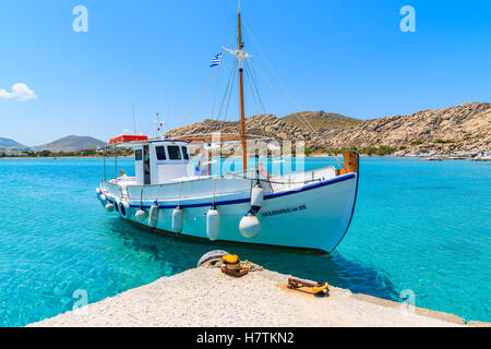 L'île de Paros, GRÈCE - 20 MAI 2016 : bateau de pêche avec couple de touristes à la voile à la plage de Kolymbithres, jetée de l'île de Paros, Grèce. Banque D'Images