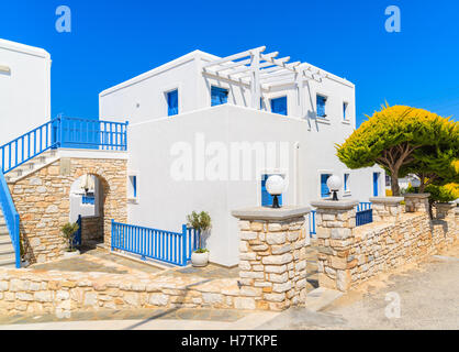 Rue avec maisons grecques traditionnelles blanches dans la région de Naoussa, l'île de Paros, Grèce Banque D'Images