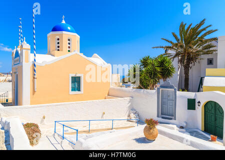 Église typique dans le village d''Oia sur l'île de Santorin, Grèce Banque D'Images