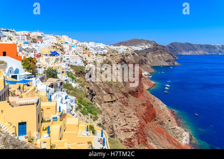 Maisons colorées à Oia village construit sur les bord de la falaise, l'île de Santorin, Grèce Banque D'Images