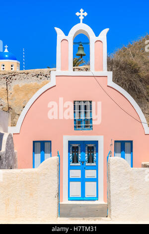 Église typique dans le village d''Oia, Santorin, Grèce Banque D'Images