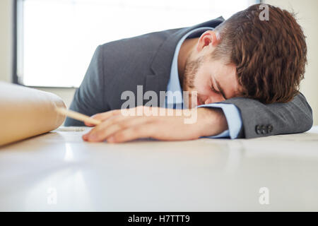 Homme d'affaires fatigué dormir avec burnout sur 24 Banque D'Images