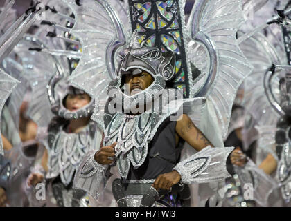 Les artistes interprètes ou exécutants en pleine danse au costume carnaval Sao Paulo, Brésil. Banque D'Images