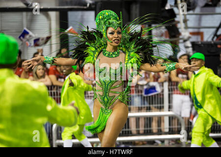 Les artistes interprètes ou exécutants en pleine danse au costume carnaval Sao Paulo, Brésil. Banque D'Images