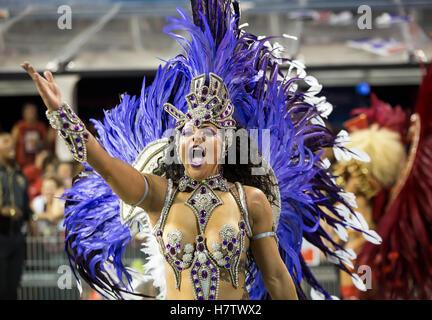 Les artistes interprètes ou exécutants en pleine danse au costume carnaval Sao Paulo, Brésil. Banque D'Images