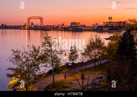 Duluth, au Minnesota, au coucher du soleil le long de la rivière à pied près de Park Point. Banque D'Images