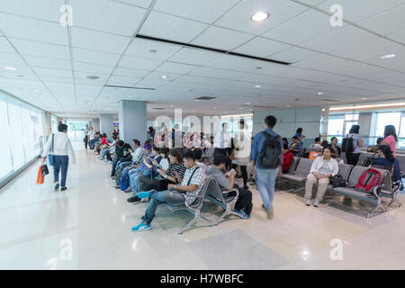 Les passagers sont en attente dans un salon d'attente à bord de leur avion à l'Aéroport International de Taiwan Taoyuan Banque D'Images