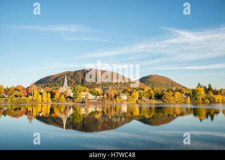 Mont Saint-Hilaire en automne à partir de la rivière Richelieu à Beloeil, les banques. Banque D'Images