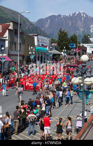Le gouverneur Sean Parnell et son épouse Sandy ont pris la tête D'Un groupe de partisans de Parnell dans Une parade, préséquestre du Mont annuel.Course marathon.4 juillet 2014 ... Banque D'Images