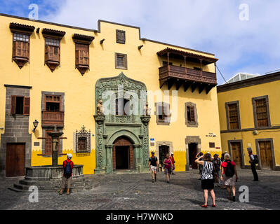 Casa de Colon, les touristes se promener dans le 15e siècle accueil, maintenant, musée de Christophe Colomb ; Las Palmas de Gran Canaria, Îles Canaries, Espagne Banque D'Images