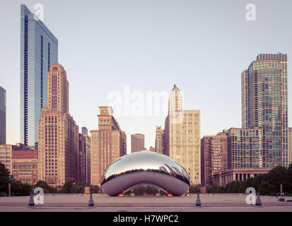 Cloud Gate (le Chicago Bean, le Bean), une sculpture publique par Anish Kapoor, tôt le matin, la lumière du Millennium Park de Chicago, Illinois. Banque D'Images