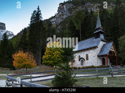 À l'aube, la chapelle au lac Prags, le Tyrol du Sud Banque D'Images