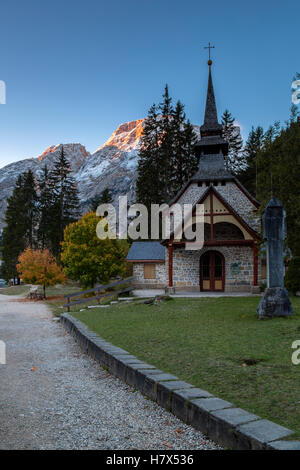 À l'aube, la chapelle au lac Prags, le Tyrol du Sud Banque D'Images