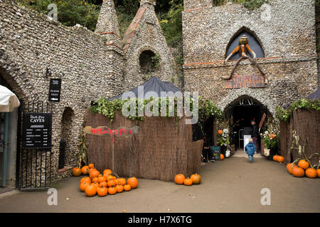 Royaume-uni, Angleterre, Buckinghamshire, Church Lane, West Wycombe, feu d'Enfer des grottes, à l'Halloween, les citrouilles à l'entrée Banque D'Images